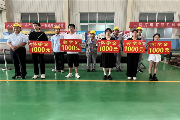济南天盟热喷涂公司是一家关注员工和学生福利企业，不仅致力于技术的传承，更关注着学生的成长和发展。在公司董事长的关怀下，不仅提供了1000元的企业学生援助，还为学生们提供了温暖的帮助和支持。  济南天盟董事长薛云领上台致辞，考上大学是人生关键转折点，也是一个新的起点。集团公司非常关心职工子弟的健康成长，多年来一直用爱心助学的方式，帮助集团内员工的子女顺利完成学业，为社会培育人才，为职工解决后顾之忧。在公司董事长的致辞中，他强调了企业的社会责任和对员工和学生的关爱。他表示，企业不仅要在技术和产业上不断创新，更要关注员工和学生的成长。因此，公司决定设立了1000元的企业学生援助，帮助学生顺利完成学业。这一举措得到了员工和学生的一致好评，也展现了济南天盟热喷涂公司作为一家关爱型企业的形象。   爱心企业助学-济南天盟.jpg  同时一位优秀的学生代表分享了自己的成长故事。他表示，在济南天盟热喷涂公司的关怀下，他得到了不仅是物质上的帮助，更是精神上的支持。他感谢公司为他提供的学习机会和成长平台，让他能够更好地发展自己的技能和能力。表示自己将努力学习，将来也会回报社会，传承企业的关爱精神。  爱心企业助学-济南天盟..jpg  济南天盟热喷涂公司作为一家关爱学生的企业，不仅在技术和产业上有着卓越的表现，更在关爱员工和学生方面树立了良好的榜样。他们的举措不仅体现了企业的社会责任，更展现了企业的人文关怀。通过这样的举措，济南天盟热喷涂公司为更多的企业树立了良好的榜样，也为学生提供了更多的成长机会。  在未来，希望更多的企业能够关注员工和学生的成长，传承企业的关爱精神，为社会的发展贡献自己的力量。让香蕉视频一区二区共同努力，让关爱之心在企业和社会中传递，让更多的学生能够得到帮助和支持，共同创造美好的未来。   爱心企业助学-济南天盟.jpg.jpg